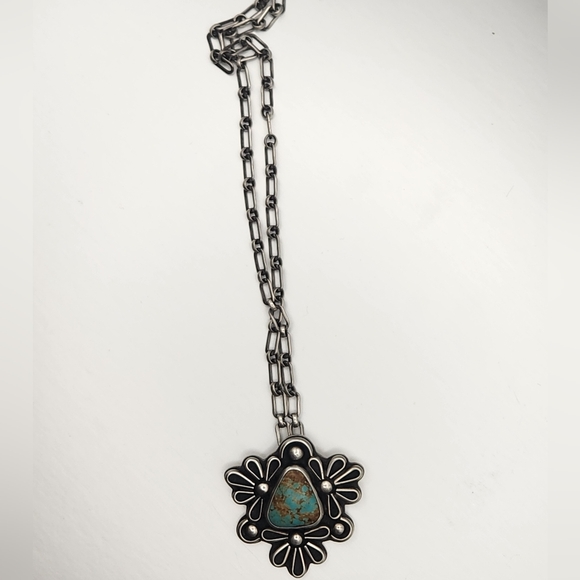 Stunning Number 8 Flower Neclmmm - Picture 2 of 5